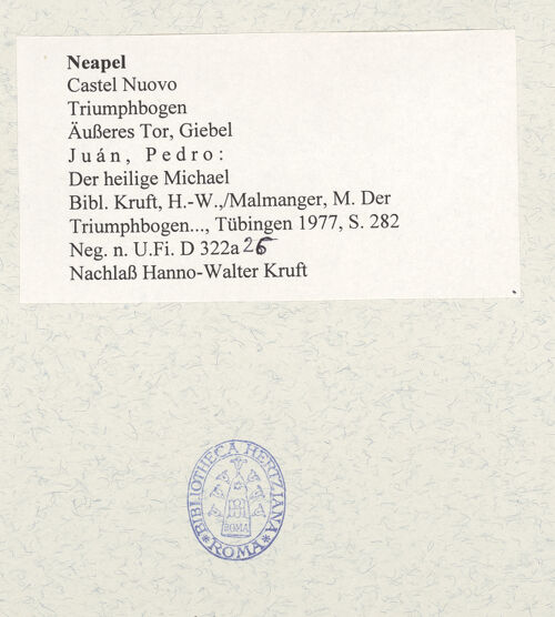 Rückseite von Bibliotheca Hertziana [https://www.deutsche-digitale-bibliothek.de/content/lizenzen/rv-ez/] Triumphbogen Alfonsos VDer heilige Michael - Gesamtansicht (von unten), bh480730_recto. Foto.