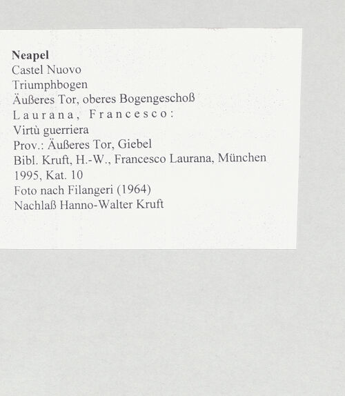 Rückseite von unbekannt [https://www.deutsche-digitale-bibliothek.de/content/lizenzen/rv-fz/] Triumphbogen Alfonsos VVirtù guerriera - Gesamtansicht, bh480734_recto. Foto.