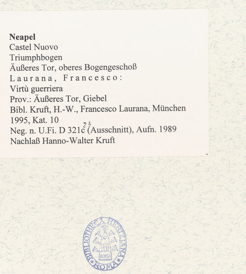 Rückseite von Bibliotheca Hertziana [https://www.deutsche-digitale-bibliothek.de/content/lizenzen/rv-fz/] Triumphbogen Alfonsos VVirtù guerriera - Oberes Bogengeschoss, Statue, bh480735_recto. Foto.