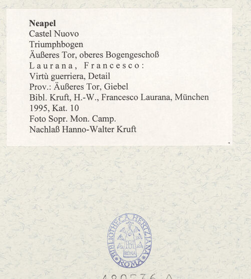 Rückseite von Sopr. BAS NA [https://www.deutsche-digitale-bibliothek.de/content/lizenzen/rv-ez/] Triumphbogen Alfonsos VVirtù guerriera - untere Hälfte, Seitenansicht von links, bh480736_recto. Foto.