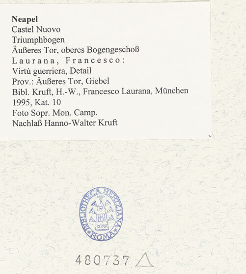 Rückseite von Sopr. BAS NA [https://www.deutsche-digitale-bibliothek.de/content/lizenzen/rv-ez/] Triumphbogen Alfonsos VVirtù guerriera - Obere Hälfte, Seitenansicht von rechts, bh480737_recto. Foto.