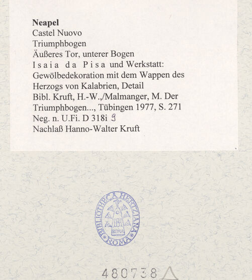 Rückseite von Bibliotheca Hertziana [https://www.deutsche-digitale-bibliothek.de/content/lizenzen/rv-fz/] Triumphbogen Alfonsos VEingangsbogen: DekorationGewölbedekoration mit dem Wappen des Herzogs von Kalabrien - Detail der Kassettierung, bh480738_recto. Foto.