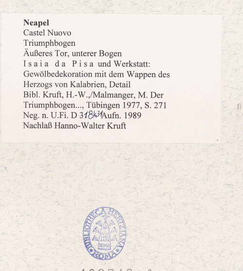 Rückseite von Bibliotheca Hertziana [https://www.deutsche-digitale-bibliothek.de/content/lizenzen/rv-fz/] Triumphbogen Alfonsos VEingangsbogen: DekorationGewölbedekoration mit dem Wappen des Herzogs von Kalabrien - Detail der Kassettierung, bh480740_recto. Foto.