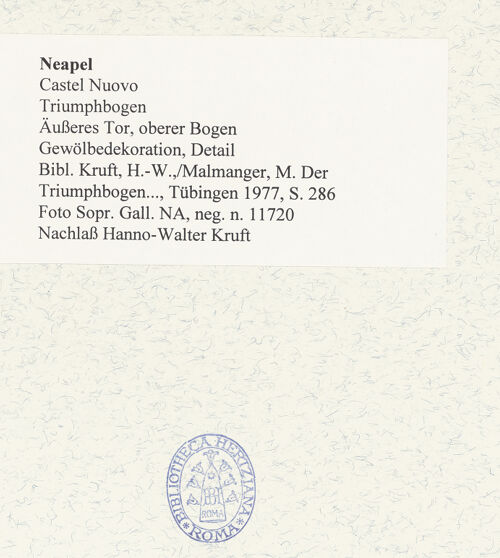 Rückseite von Sopr. BAS NA [https://www.deutsche-digitale-bibliothek.de/content/lizenzen/rv-ez/] Triumphbogen Alfonsos VOberer BogenDekorative Kassettierung des Tonnengewölbes - Detail, bh480741_recto. Foto.