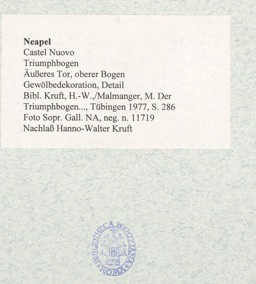 Rückseite von Sopr. BAS NA [https://www.deutsche-digitale-bibliothek.de/content/lizenzen/rv-fz/] Triumphbogen Alfonsos VOberer BogenDekorative Kassettierung des Tonnengewölbes - Detail, bh480742_recto. Foto.