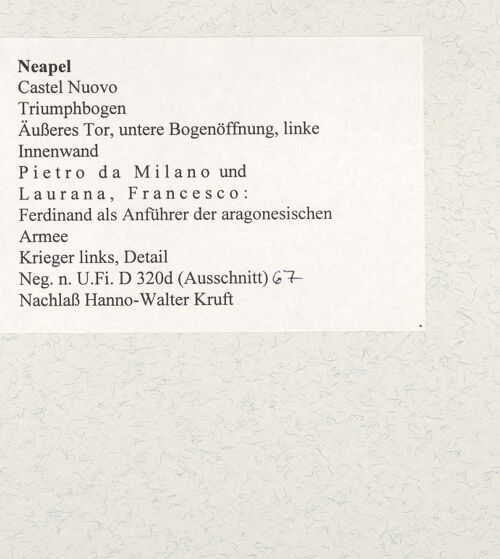 Rückseite von Bibliotheca Hertziana [https://www.deutsche-digitale-bibliothek.de/content/lizenzen/rv-fz/] Triumphbogen Alfonsos VFerdinand als Anführer der aragonesischen Armee - Krieger links, Detail, bh480974_recto. Foto.