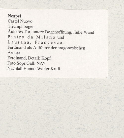 Rückseite von Sopr.Gall. NA? [https://www.deutsche-digitale-bibliothek.de/content/lizenzen/rv-ez/] Triumphbogen Alfonsos VFerdinand als Anführer der aragonesischen Armee - Ferdinand,Detail: Kopf, bh480976_recto. Foto.