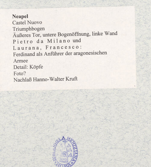 Rückseite von unbekannt [https://www.deutsche-digitale-bibliothek.de/content/lizenzen/rv-fz/] Triumphbogen Alfonsos VFerdinand als Anführer der aragonesischen Armee - Detail: Köpfe, bh480977_recto. Foto.