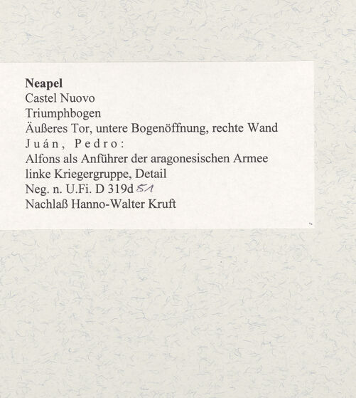 Rückseite von Bibliotheca Hertziana [https://www.deutsche-digitale-bibliothek.de/content/lizenzen/rv-fz/] Triumphbogen Alfonsos VAlfons als Anführer der aragonesischen Armee - Linke Kriegergruppe, Detail, bh480981_recto. Foto.