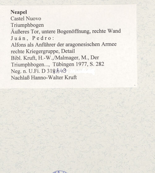 Rückseite von Bibliotheca Hertziana [https://www.deutsche-digitale-bibliothek.de/content/lizenzen/rv-fz/] Triumphbogen Alfonsos VAlfons als Anführer der aragonesischen Armee - Alfons und rechte Kriegergruppe, Detail, bh480982_recto. Foto.