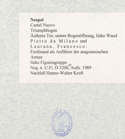 Rückseite von Bibliotheca Hertziana [https://www.deutsche-digitale-bibliothek.de/content/lizenzen/rv-fz/] Triumphbogen Alfonsos VFerdinand als Anführer der aragonesischen Armee - Linke Figurengruppe, bh480984_recto. Foto.