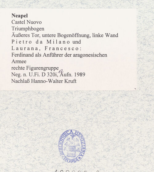 Rückseite von Bibliotheca Hertziana [https://www.deutsche-digitale-bibliothek.de/content/lizenzen/rv-fz/] Triumphbogen Alfonsos VFerdinand als Anführer der aragonesischen Armee - Rechte Figurengruppe, bh480985_recto. Foto.