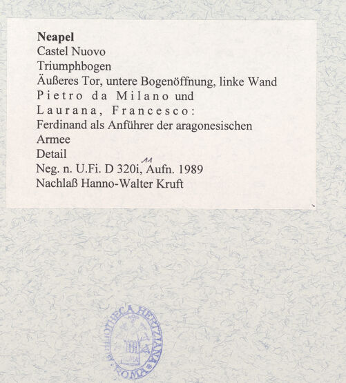 Rückseite von Bibliotheca Hertziana [https://www.deutsche-digitale-bibliothek.de/content/lizenzen/rv-fz/] Triumphbogen Alfonsos VFerdinand als Anführer der aragonesischen Armee - Mittlere Figurengruppe, Detail, bh480988_recto. Foto.