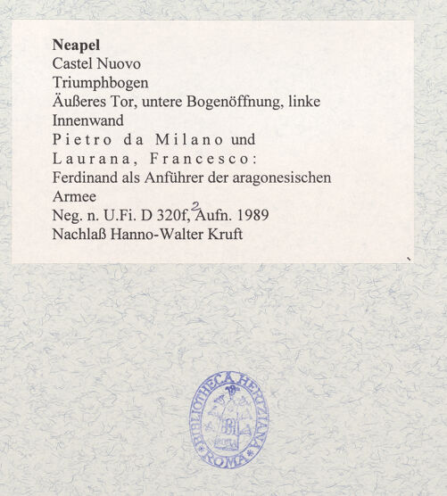 Rückseite von Bibliotheca Hertziana [https://www.deutsche-digitale-bibliothek.de/content/lizenzen/rv-fz/] Triumphbogen Alfonsos VFerdinand als Anführer der aragonesischen Armee - Gesamtansicht, bh480991_recto. Foto.