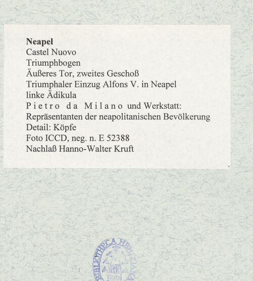 Rückseite von ICCD [https://www.deutsche-digitale-bibliothek.de/content/lizenzen/rv-ez/] Triumphbogen Alfonsos VTriumphaler Einzug Alfons V. in NeapelRepräsentanten der neapolitanischen Bevölkerung - Figurengruppe, Detail: Köpfe, bh480997_recto. Foto.