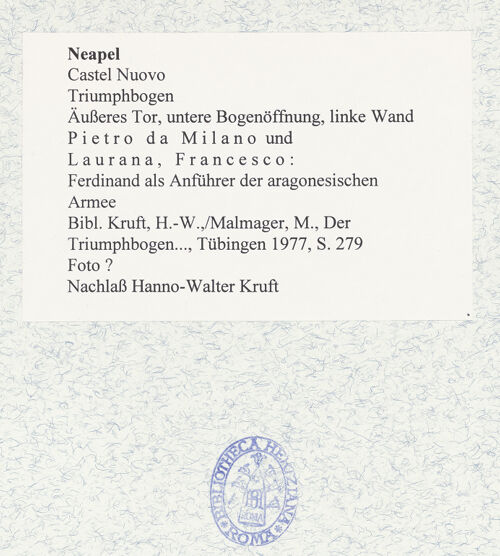 Rückseite von Bibliotheca Hertziana [https://www.deutsche-digitale-bibliothek.de/content/lizenzen/rv-fz/] Triumphbogen Alfonsos VFerdinand als Anführer der aragonesischen Armee - Gesamtansicht, bh481000_recto. Foto.