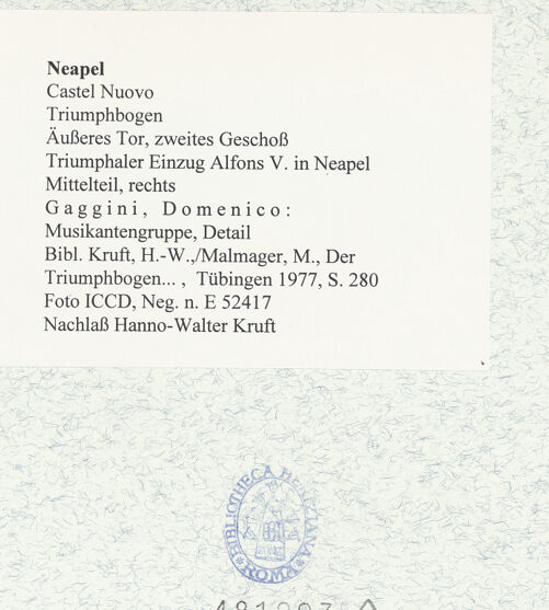 Rückseite von ICCD [https://www.deutsche-digitale-bibliothek.de/content/lizenzen/rv-ez/] Triumphbogen Alfonsos VTriumphaler Einzug Alfons V. in NeapelMusikantengruppe - Detail: musizierendes Kind, bh481003_recto. Foto.