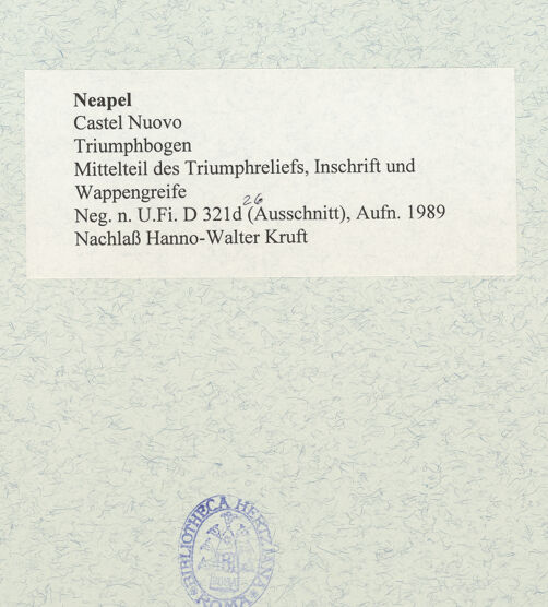 Rückseite von Bibliotheca Hertziana [https://www.deutsche-digitale-bibliothek.de/content/lizenzen/rv-fz/] Triumphbogen Alfonsos VTriumphaler Einzug Alfons V. in Neapel - Ausschnitt: Wappengreifen, Inschrift und Triumphrelief, bh481004_recto. Foto.