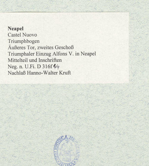 Rückseite von Bibliotheca Hertziana [https://www.deutsche-digitale-bibliothek.de/content/lizenzen/rv-fz/] Triumphbogen Alfonsos VTriumphaler Einzug Alfons V. in Neapel - Mittelteil mit Inschrift, bh481007_recto. Foto.