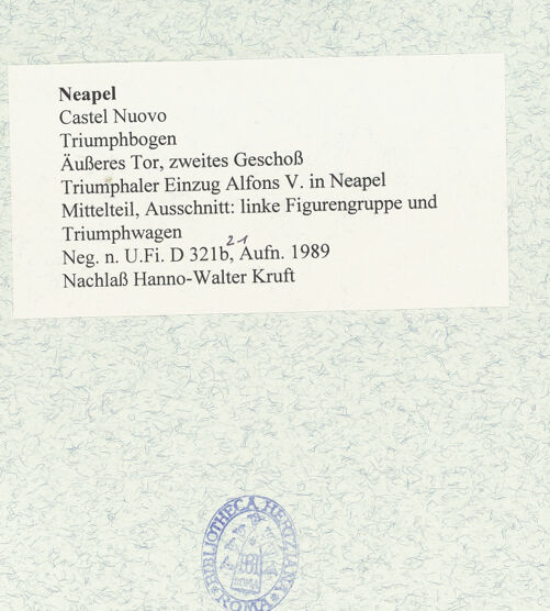 Rückseite von Bibliotheca Hertziana [https://www.deutsche-digitale-bibliothek.de/content/lizenzen/rv-fz/] Triumphbogen Alfonsos VTriumphaler Einzug Alfons V. in Neapel - Mittelteil, Ausschnitt: linke Figurengruppe und Triumphwagen, bh481008_recto. Foto.