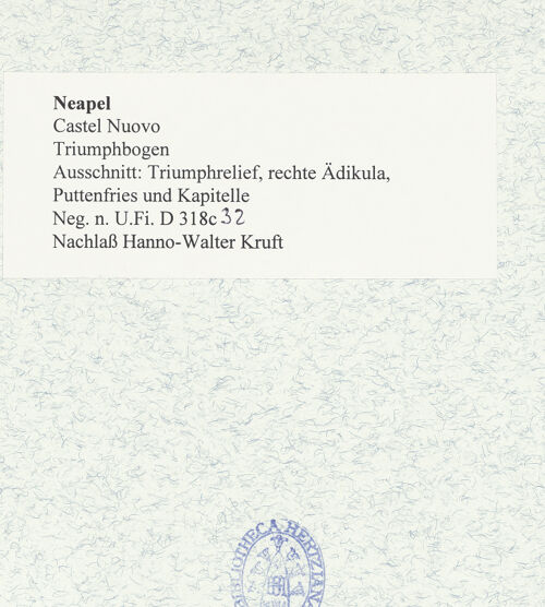 Rückseite von Bibliotheca Hertziana [https://www.deutsche-digitale-bibliothek.de/content/lizenzen/rv-fz/] Triumphbogen Alfonsos VTriumphaler Einzug Alfons V. in NeapelBerittene Bläser und Trommler - Rechte Ädikula, angrenzender Fries und Kapitelle, bh481009_recto. Foto.