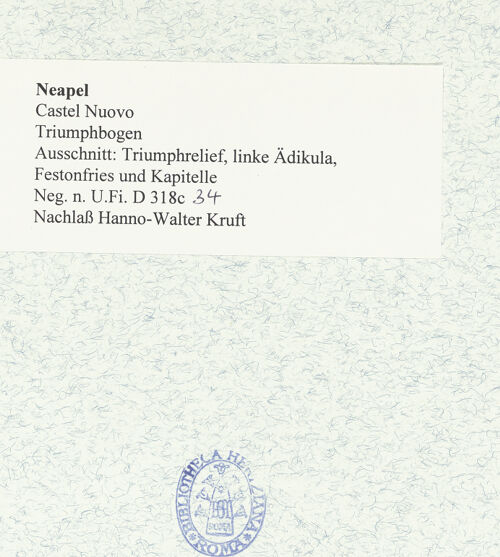 Rückseite von Bibliotheca Hertziana [https://www.deutsche-digitale-bibliothek.de/content/lizenzen/rv-fz/] Triumphbogen Alfonsos VTriumphaler Einzug Alfons V. in NeapelDas Gefolge der Barone - Ausschnitt: Triumphrelief, linke Ädikula, angrenzender Fries und Kapitelle, bh481011_recto. Foto.