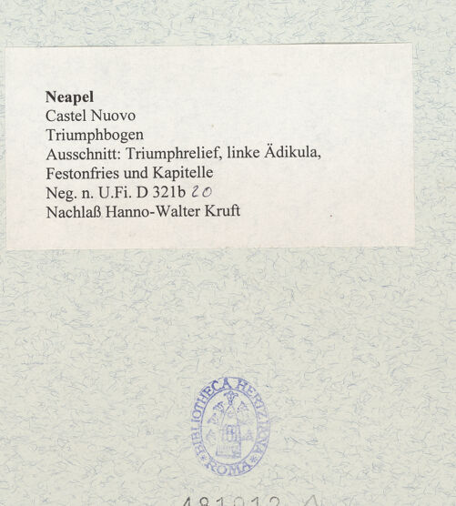 Rückseite von Bibliotheca Hertziana [https://www.deutsche-digitale-bibliothek.de/content/lizenzen/rv-fz/] Triumphbogen Alfonsos VTriumphaler Einzug Alfons V. in NeapelRepräsentanten der neapolitanischen Bevölkerung - Ausschnitt: Triumphrelief, linke Ädikula, angrenzender Fries und Kapitelle, bh481012_recto. Foto.