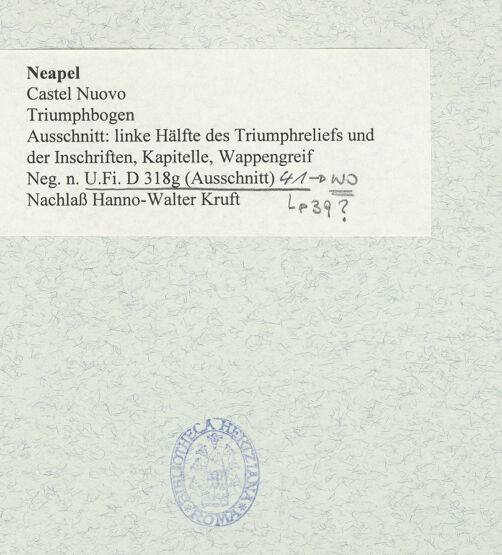 Rückseite von Bibliotheca Hertziana [https://www.deutsche-digitale-bibliothek.de/content/lizenzen/rv-fz/] Triumphbogen Alfonsos VTriumphaler Einzug Alfons V. in Neapel - Ausschnitt: rechte Hälfte mit Wappengreif, Inschriftenfriesen und Triumphrelief, bh481013_recto. Foto.