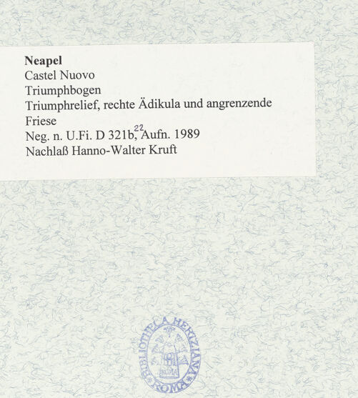 Rückseite von Bibliotheca Hertziana [https://www.deutsche-digitale-bibliothek.de/content/lizenzen/rv-fz/] Triumphbogen Alfonsos VTriumphaler Einzug Alfons V. in NeapelBerittene Bläser und Trommler - Rechte Ädikula und angrenzende Friese, bh481014_recto. Foto.