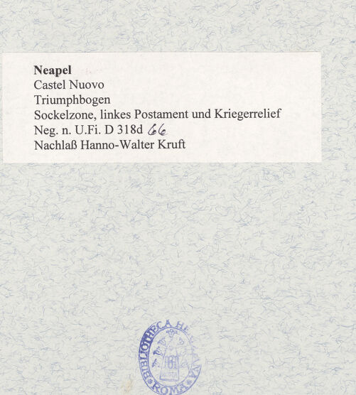 Rückseite von Bibliotheca Hertziana [https://www.deutsche-digitale-bibliothek.de/content/lizenzen/rv-fz/] Triumphbogen Alfonsos VLinker Sockel - Sockelzone, linkes Postament und Kriegerrelief, bh481015_recto. Foto.