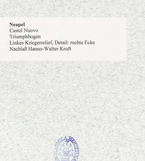 Rückseite von Bibliotheca Hertziana [https://www.deutsche-digitale-bibliothek.de/content/lizenzen/rv-fz/] Triumphbogen Alfonsos VLinker Sockel - Sockelzone und linkes Kriegerrelief, rechte Ecke, bh481016_recto. Foto.