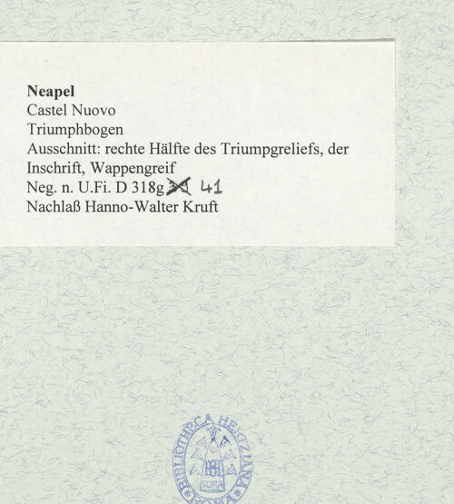 Rückseite von Bibliotheca Hertziana [https://www.deutsche-digitale-bibliothek.de/content/lizenzen/rv-fz/] Triumphbogen Alfonsos VTriumphaler Einzug Alfons V. in Neapel - Ausschnitt, linke Hälfte: Wappengreif, Säulen, Inschriftenfries und Triumphrelief, bh481017_recto. Foto.