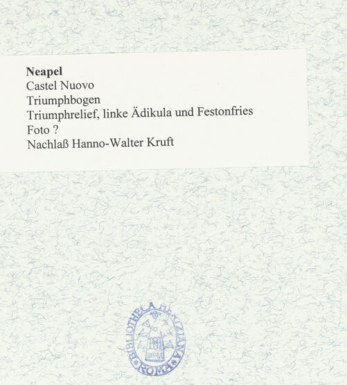 Rückseite von Bibliotheca Hertziana [https://www.deutsche-digitale-bibliothek.de/content/lizenzen/rv-fz/] Triumphbogen Alfonsos VTriumphaler Einzug Alfons V. in NeapelRepräsentanten der neapolitanischen Bevölkerung - Triumphrelief, linke Ädikula und angrenzender Fries, bh481018_recto. Foto.