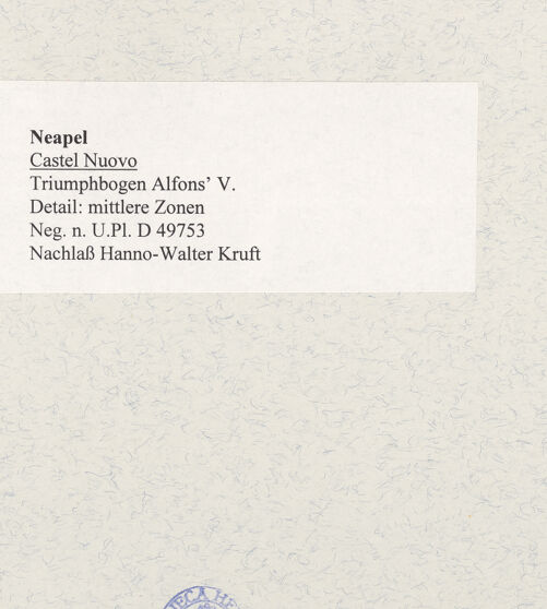 Rückseite von Bibliotheca Hertziana [https://www.deutsche-digitale-bibliothek.de/content/lizenzen/rv-fz/] Triumphbogen Alfonsos V - Detail: mittlere Zonen, bh481141_recto. Foto.