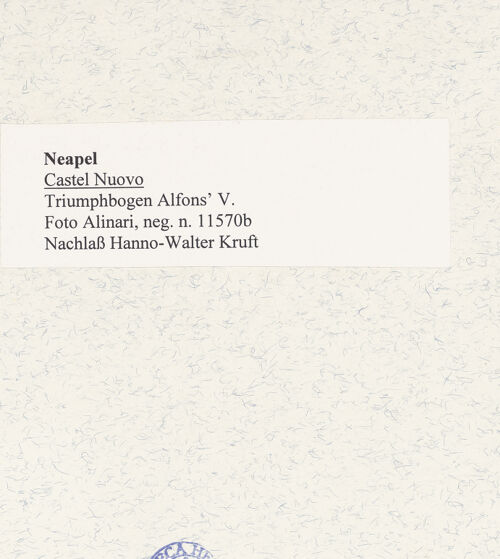 Rückseite von Alinari [https://www.deutsche-digitale-bibliothek.de/content/lizenzen/rv-ez/] Triumphbogen Alfonsos V - Unterer Bogen und mittlere Geschosse, bh481146_recto. Foto.