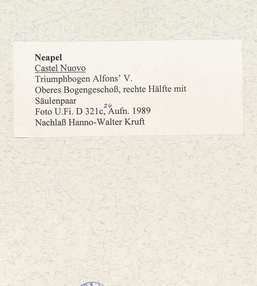 Rückseite von Bibliotheca Hertziana [https://www.deutsche-digitale-bibliothek.de/content/lizenzen/rv-fz/] Triumphbogen Alfonsos VOberer BogenViktorien und Putten mit Füllhörnern - Rechter Zwickel und Säulenpaar rechts, bh481148_recto. Foto.