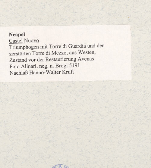 Rückseite von Alinari [https://www.deutsche-digitale-bibliothek.de/content/lizenzen/rv-ez/] Triumphbogen Alfonsos V - Triumphbogen mit Torre di Guardia und der zerstörten Torre di Mezzo aus Westen, vor der Restaurierung Avenas, bh481175_recto. Foto.