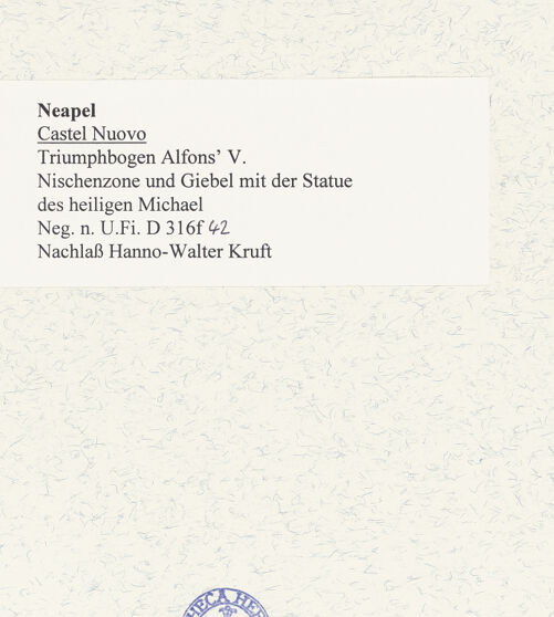 Rückseite von Bibliotheca Hertziana [https://www.deutsche-digitale-bibliothek.de/content/lizenzen/rv-fz/] Triumphbogen Alfonsos V - Obere Nischenzone, Giebel und Statue des heiligen Michael, bh481176_recto. Foto.