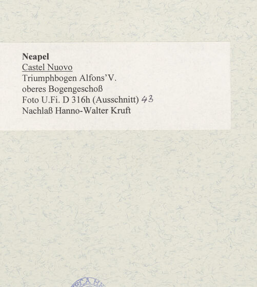 Rückseite von Bibliotheca Hertziana [https://www.deutsche-digitale-bibliothek.de/content/lizenzen/rv-fz/] Triumphbogen Alfonsos VOberer Bogen - Gesamtansicht, bh481177_recto. Foto.