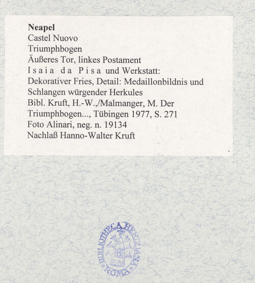 Rückseite von Alinari [https://www.deutsche-digitale-bibliothek.de/content/lizenzen/rv-ez/] Triumphbogen Alfonsos VLinker Sockel - Rechte Seite: Medaillonbildnis und Schlangen würgender Herkules, bh481438_recto. Foto.