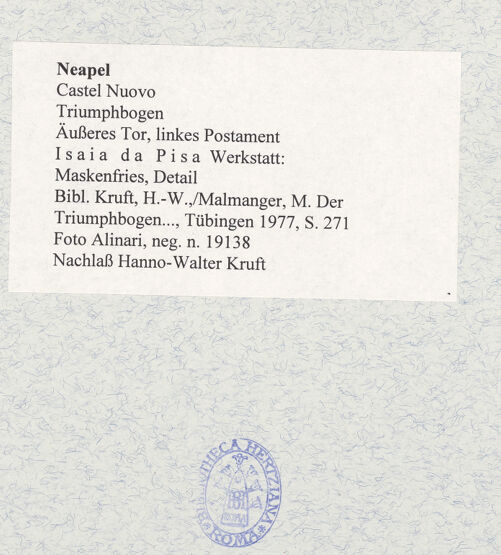 Rückseite von Alinari [https://www.deutsche-digitale-bibliothek.de/content/lizenzen/rv-ez/] Triumphbogen Alfonsos VLinker Sockel - Frontseite: Maskenfries, Detail, bh481441_recto. Foto.