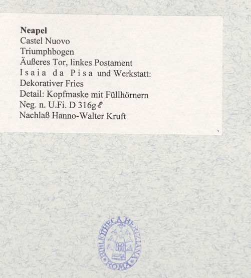 Rückseite von Bibliotheca Hertziana [https://www.deutsche-digitale-bibliothek.de/content/lizenzen/rv-fz/] Triumphbogen Alfonsos VLinker Sockel - Rechte Seite: Kopfmaske mit Füllhörnern, bh481444_recto. Foto.