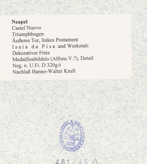 Rückseite von Bibliotheca Hertziana [https://www.deutsche-digitale-bibliothek.de/content/lizenzen/rv-fz/] Triumphbogen Alfonsos VLinker Sockel - Rechte Seite: Medaillonbildnis (Alfons V.?), Detail, bh481445_recto. Foto.