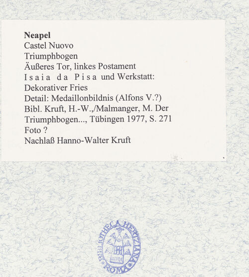 Rückseite von Bibliotheca Hertziana [https://www.deutsche-digitale-bibliothek.de/content/lizenzen/rv-fz/] Triumphbogen Alfonsos VLinker Sockel - Rechte Seite: Medaillonbildnis (Alfons V.?), bh481446_recto. Foto.