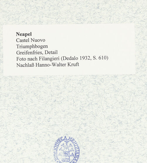 Rückseite von unbekannt [https://www.deutsche-digitale-bibliothek.de/content/lizenzen/rv-fz/] Triumphbogen Alfonsos VOberer BogenGreifenfries - Detail, bh481448_recto. Foto.