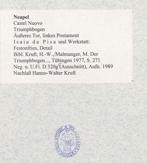 Rückseite von Bibliotheca Hertziana [https://www.deutsche-digitale-bibliothek.de/content/lizenzen/rv-fz/] Triumphbogen Alfonsos VLinker Sockel - Rechte Seite: Festonfries, Detail, bh481452_recto. Foto.