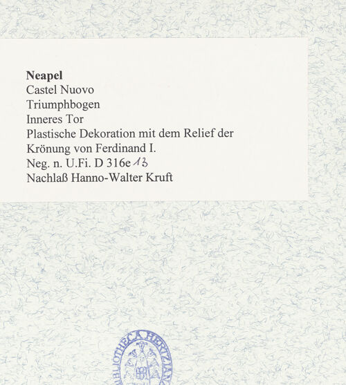 Rückseite von Bibliotheca Hertziana [https://www.deutsche-digitale-bibliothek.de/content/lizenzen/rv-fz/] Triumphbogen Alfonsos VPlastische Dekoration mit dem Relief der Krönung von Ferdinand I. - Teilansicht, bh481454_recto. Foto.