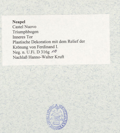 Rückseite von Bibliotheca Hertziana [https://www.deutsche-digitale-bibliothek.de/content/lizenzen/rv-fz/] Triumphbogen Alfonsos VPlastische Dekoration mit dem Relief der Krönung von Ferdinand I. - Teilansicht, bh481455_recto. Foto.