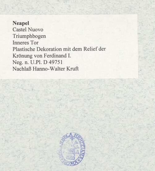 Rückseite von Bibliotheca Hertziana [https://www.deutsche-digitale-bibliothek.de/content/lizenzen/rv-fz/] Triumphbogen Alfonsos VPlastische Dekoration mit dem Relief der Krönung von Ferdinand I. - Detail: Reliefs, bh481457_recto. Foto.