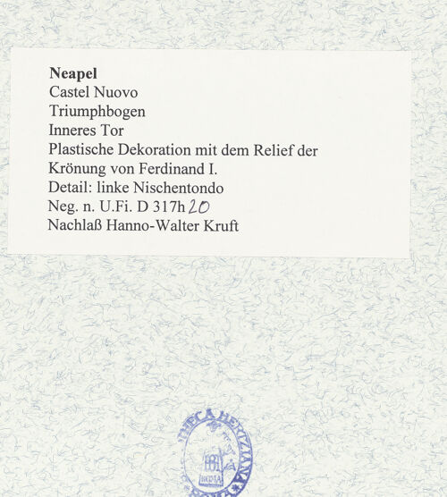 Rückseite von Bibliotheca Hertziana [https://www.deutsche-digitale-bibliothek.de/content/lizenzen/rv-fz/] Triumphbogen Alfonsos VPlastische Dekoration mit dem Relief der Krönung von Ferdinand I. - Detail: linker Nischentondo, bh481458_recto. Foto.